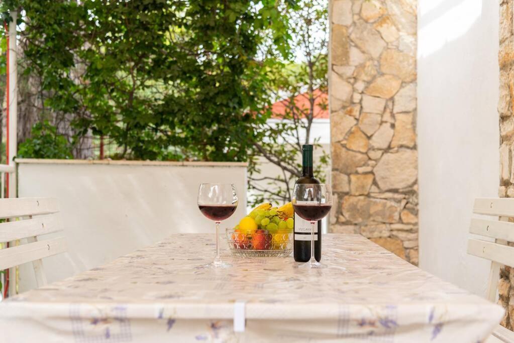 Perina Haven - Island Vis Beachfront Apartmán *