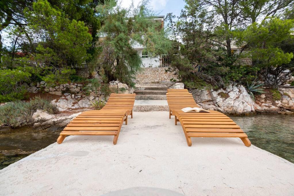 Perina Haven - Island Vis Beachfront Rogacic