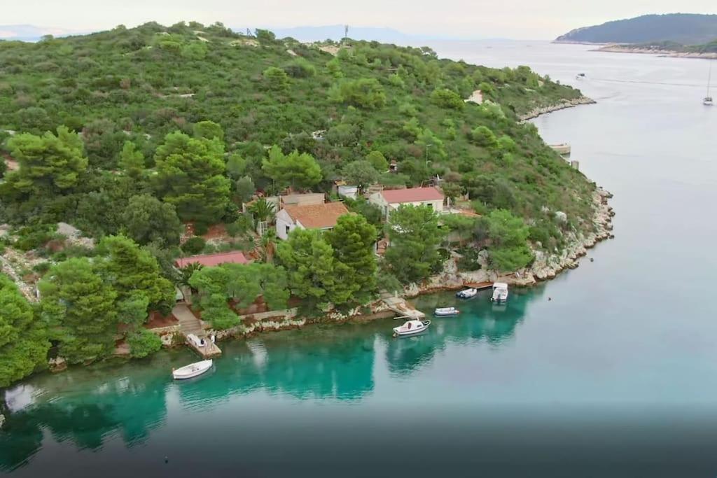 Perina Haven - Island Vis Beachfront Apartment *