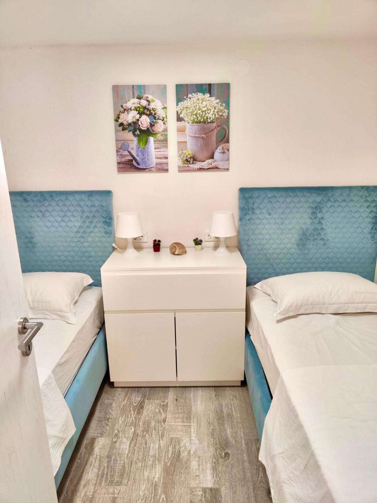 Perina Haven - Island Vis Beachfront Apartment
