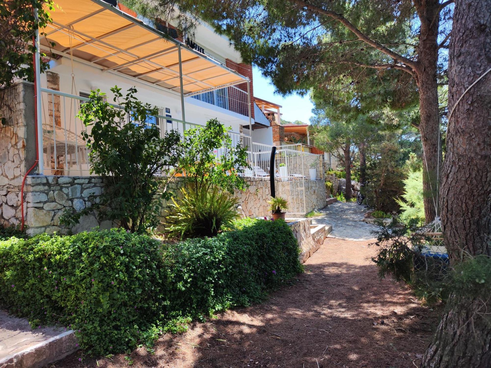 Perina Haven - Island Vis Beachfront Rogacic